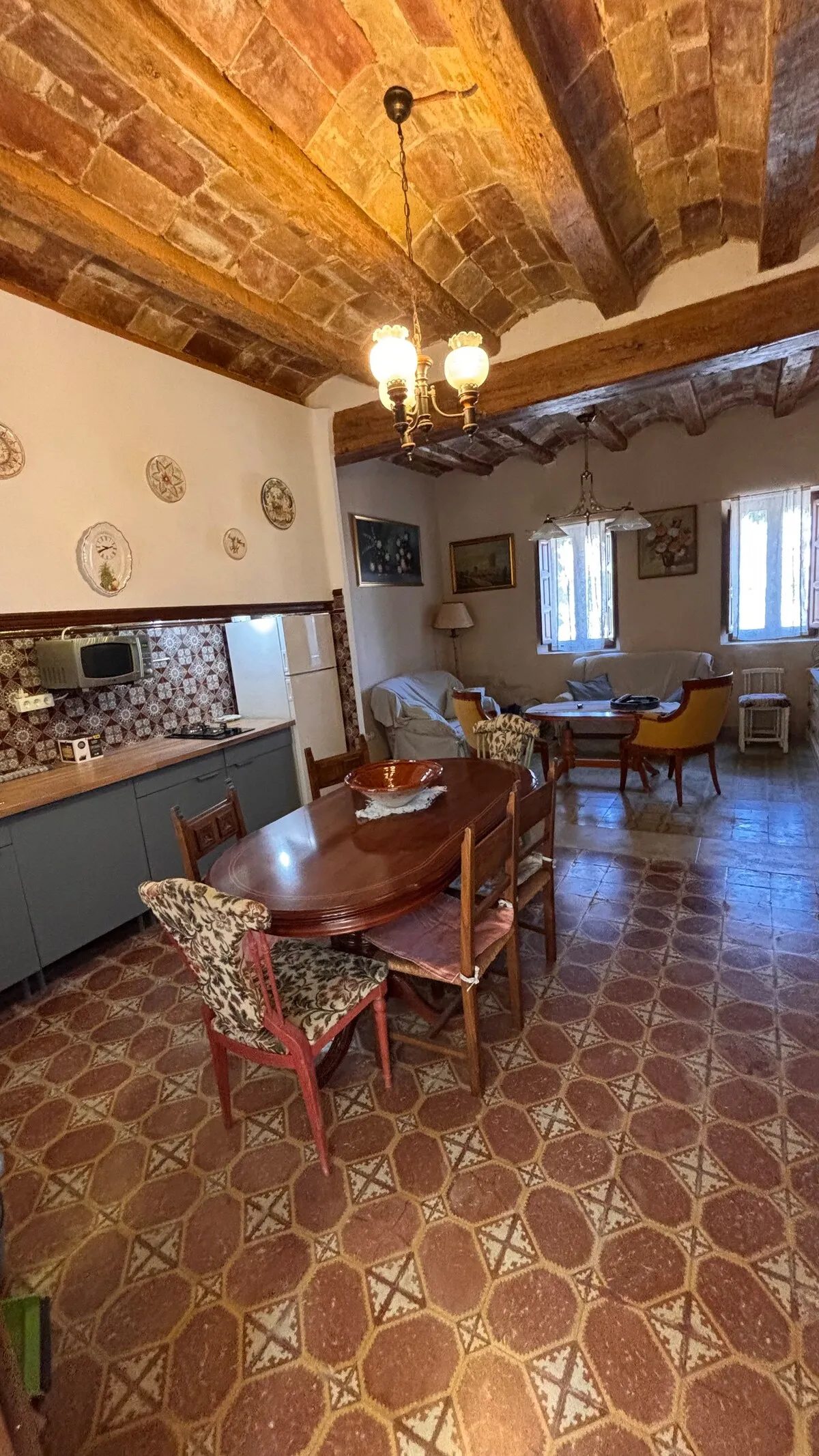 Comedor de Can Celestino con mesa para toda la familia