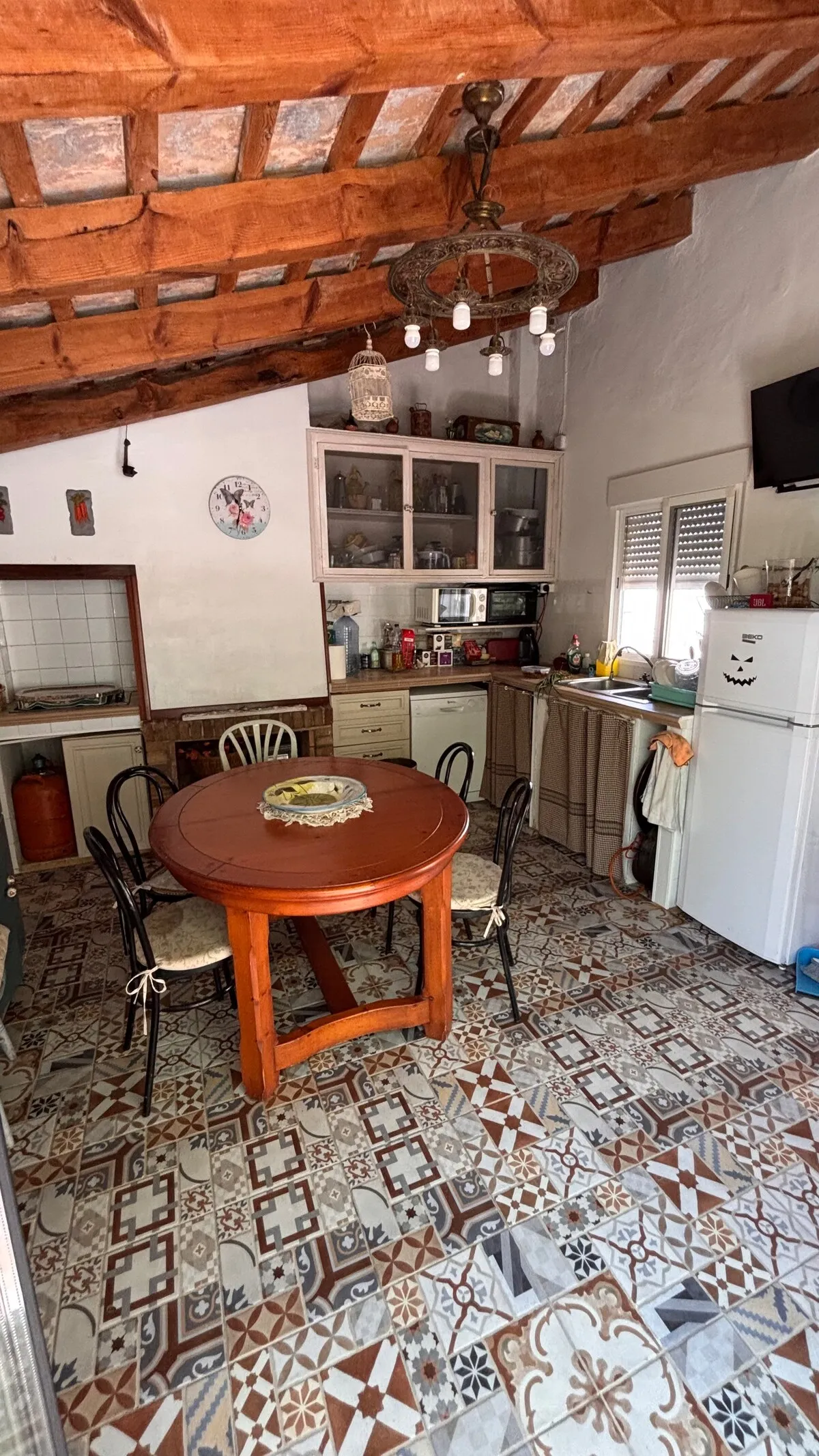 Zona de comedor con mobiliario tradicional de la casa