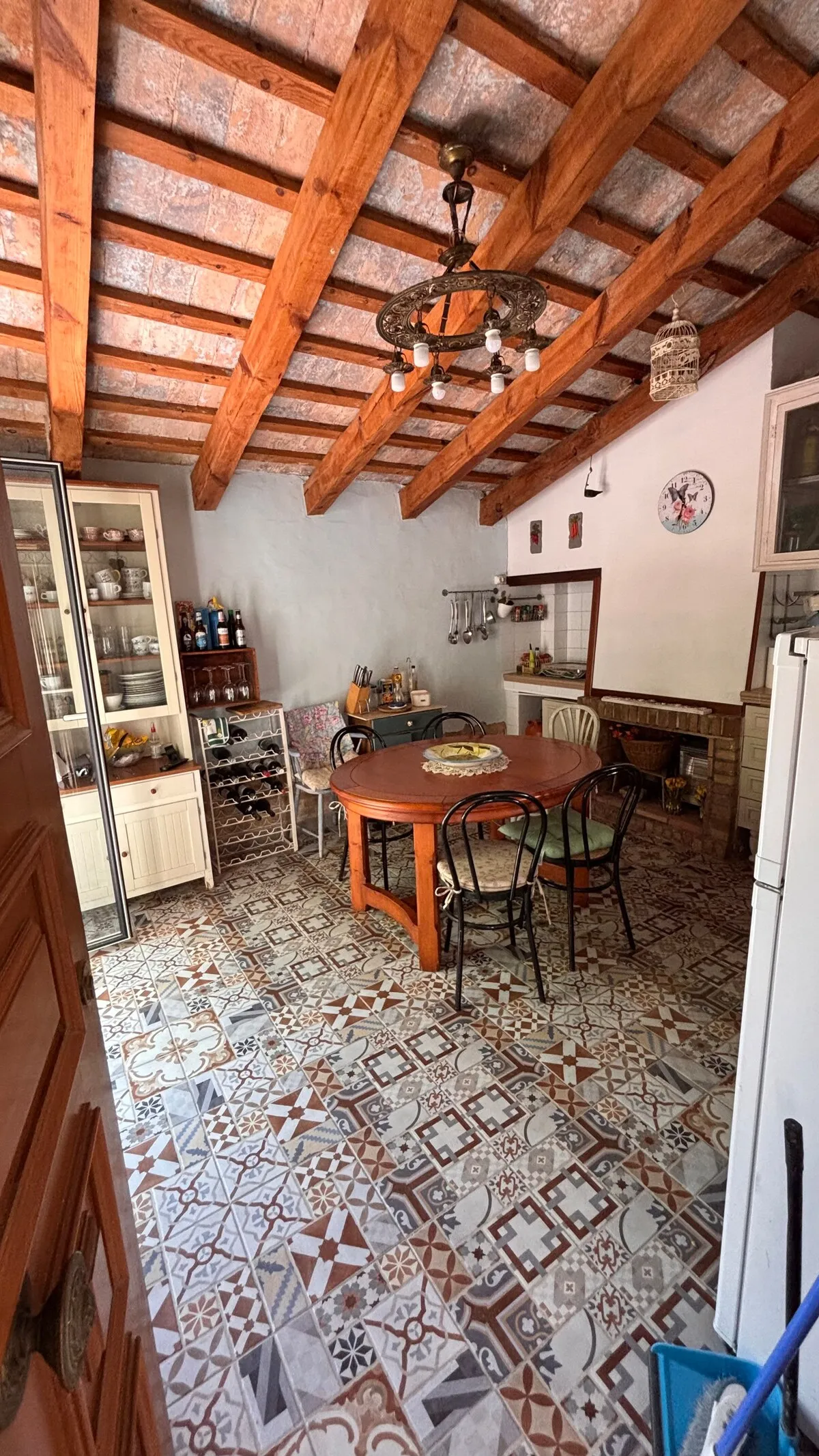 Detalle del comedor con vitrina y suelo de mosaico