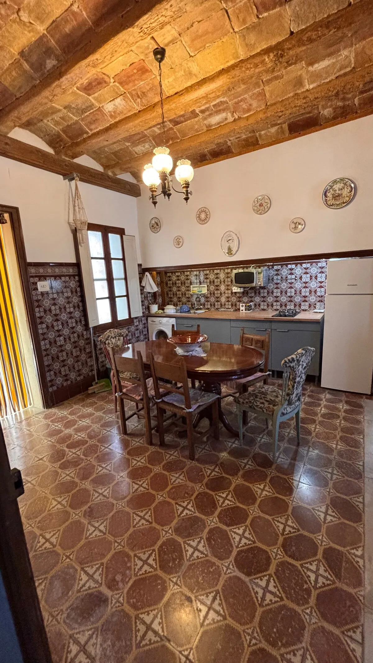Comedor y paso hacia la cocina de la planta baja