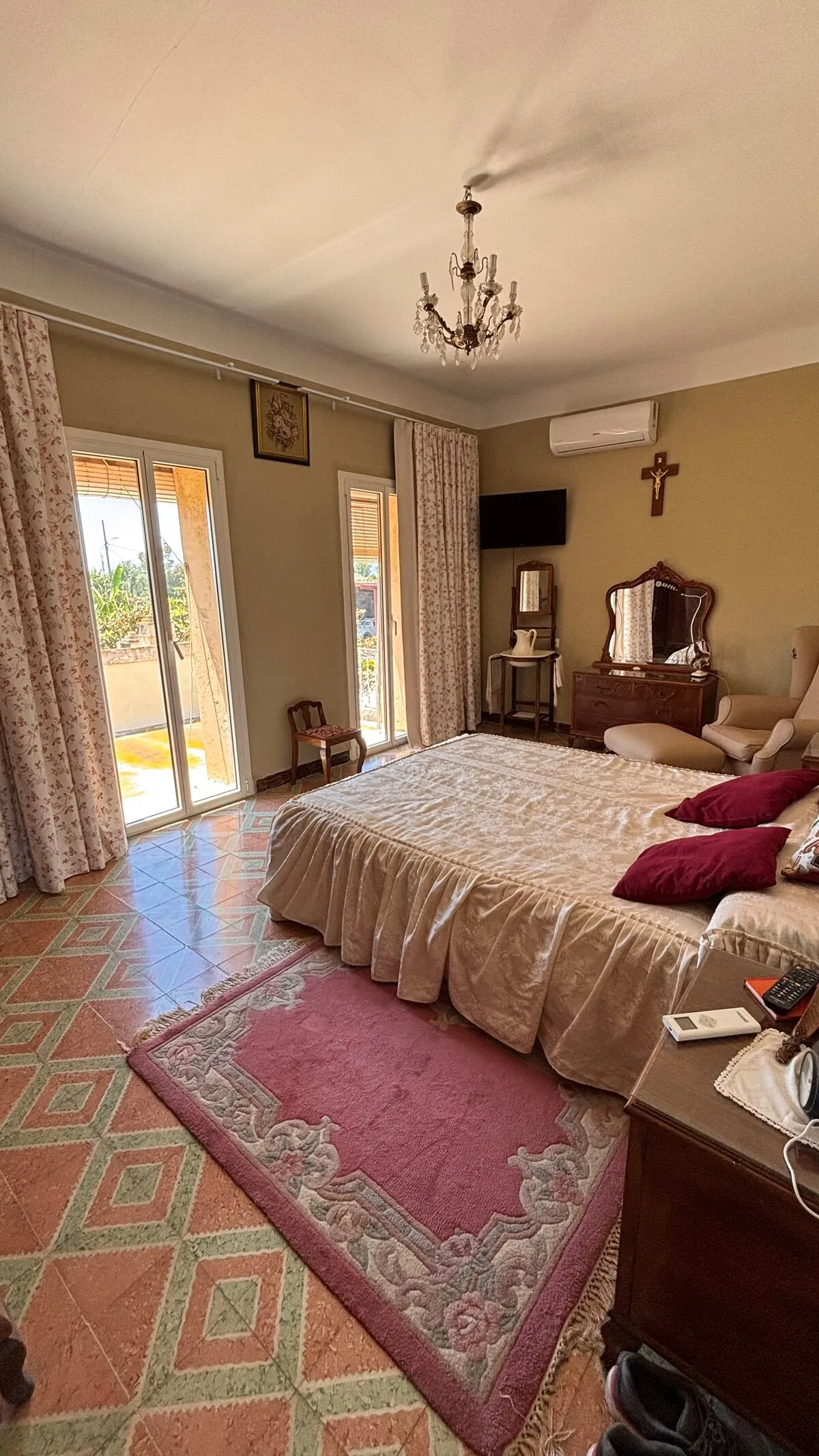 Dormitorio 1 con cama de matrimonio grande