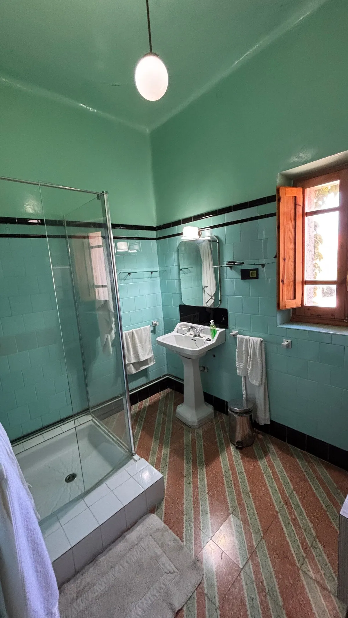Segunda vista del baño de la planta baja