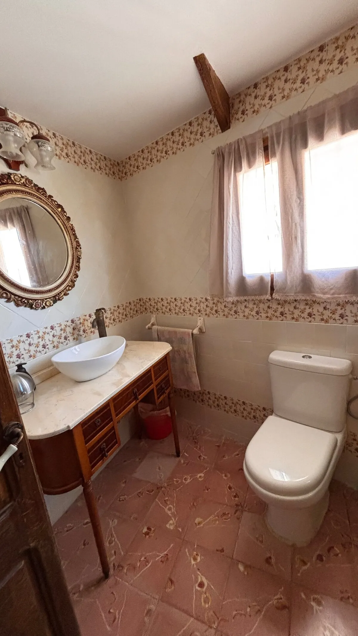 Segunda vista del baño con ducha de la planta primera